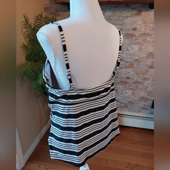 Catalina women's size 16-18 bathing suit top no underwear - Picture 2 of 6